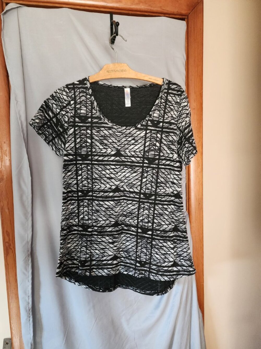 LuLaRoe Black White Geometric Print High-Low Tunic Top Size Small
